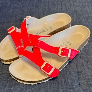 Birkenstock Women’s Gizeh Patent Sandal in Bright Pink